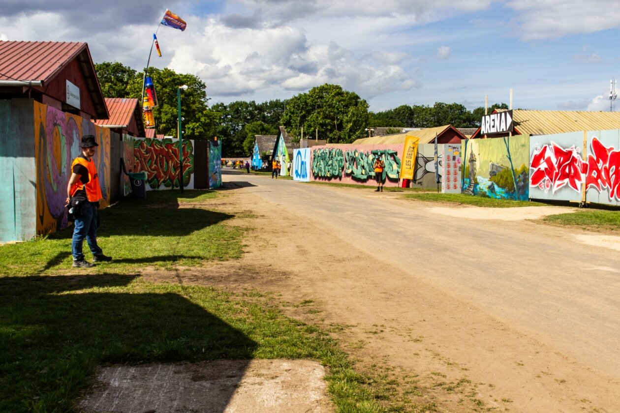 Das Roskilde Festival läuft: Nach den Newcomer:innen-Tagen startet am Mittwoch das Hauptprogramm. – Spalierstehen für die Erstankömmlinge.