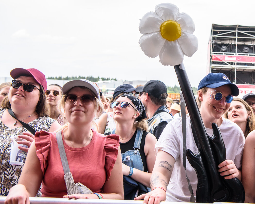 Perfektes Wetter und lädierte Menschen: Madsen, Materia und Muse drehen am Sonntag noch mal auf. – Blümchen für die Girls.