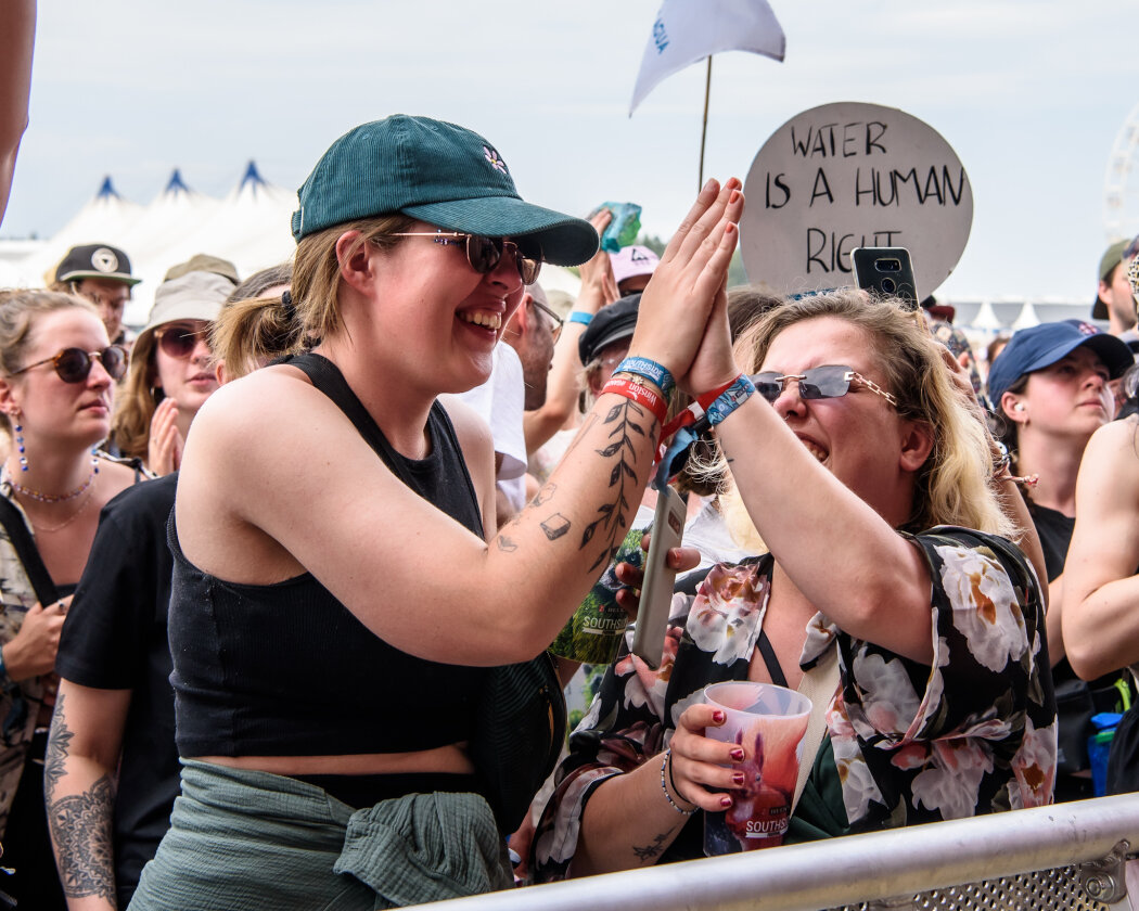 Perfektes Wetter und lädierte Menschen: Madsen, Materia und Muse drehen am Sonntag noch mal auf. – High Five.