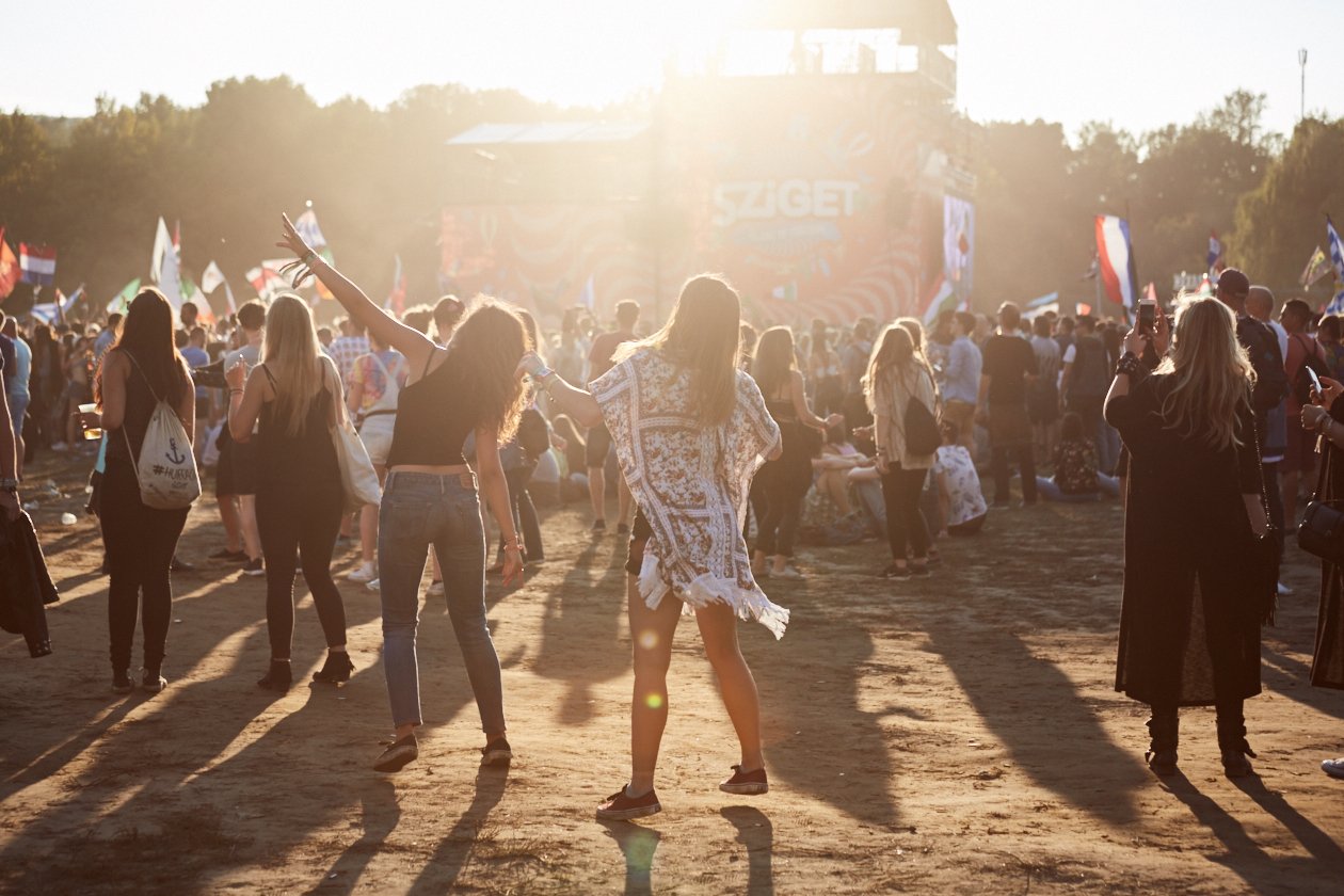 Acht Tage, über 60 Bühnen - Hunderttausende aus der ganzen Welt feiern auf der Budapester Donauinsel. – Sziget-Party.