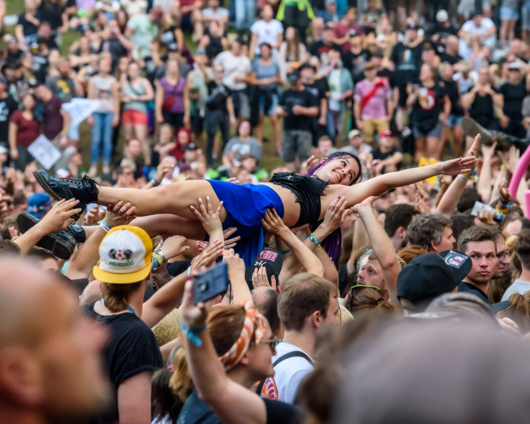 Im idyllischen 'Zaubertal' feiern Tausende Fans mit Peter Fox, Marteria, Bilderbuch, Broilers, Donots, Provinz u.v.a. – Glückliche Crowdsurferin.