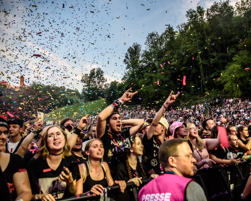 Im idyllischen 'Zaubertal' feiern Tausende Fans mit Peter Fox, Marteria, Bilderbuch, Broilers, Donots, Provinz u.v.a. – Das Taubertal startet!