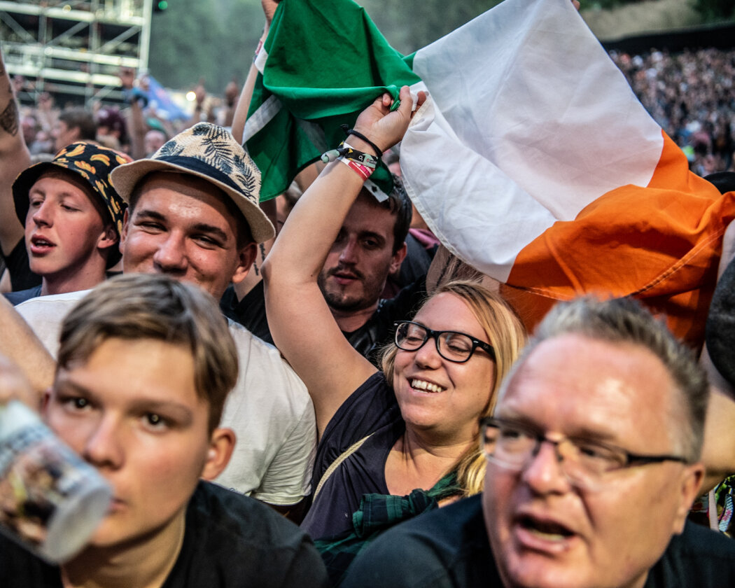 Tausende feiern beim ausverkauften Taubertal Festival mit Kraftklub, Fever 333, AnnenMayKantereit, Callejon, Faber, SDP, Biffy Clyro, Clutch, Kontra K u.a. – Flogging Molly und die wehende Flagge.