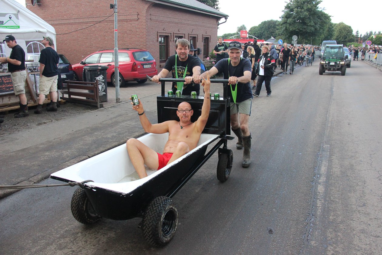 Die 27. Auflage des Metal-Monsters in dem kleinen Dorf Wacken in Schleswig-Holstein. – Der Badewannen-Kurt aus Wacken.