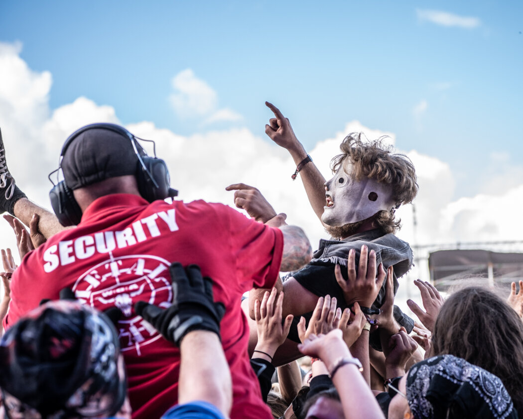Keine Gnade auch am Wochenende: Slipknot, In Extremo, Clutch, Lacuna Coil, Behemoth live. – Corey Taylor beim Crowdsurfen.