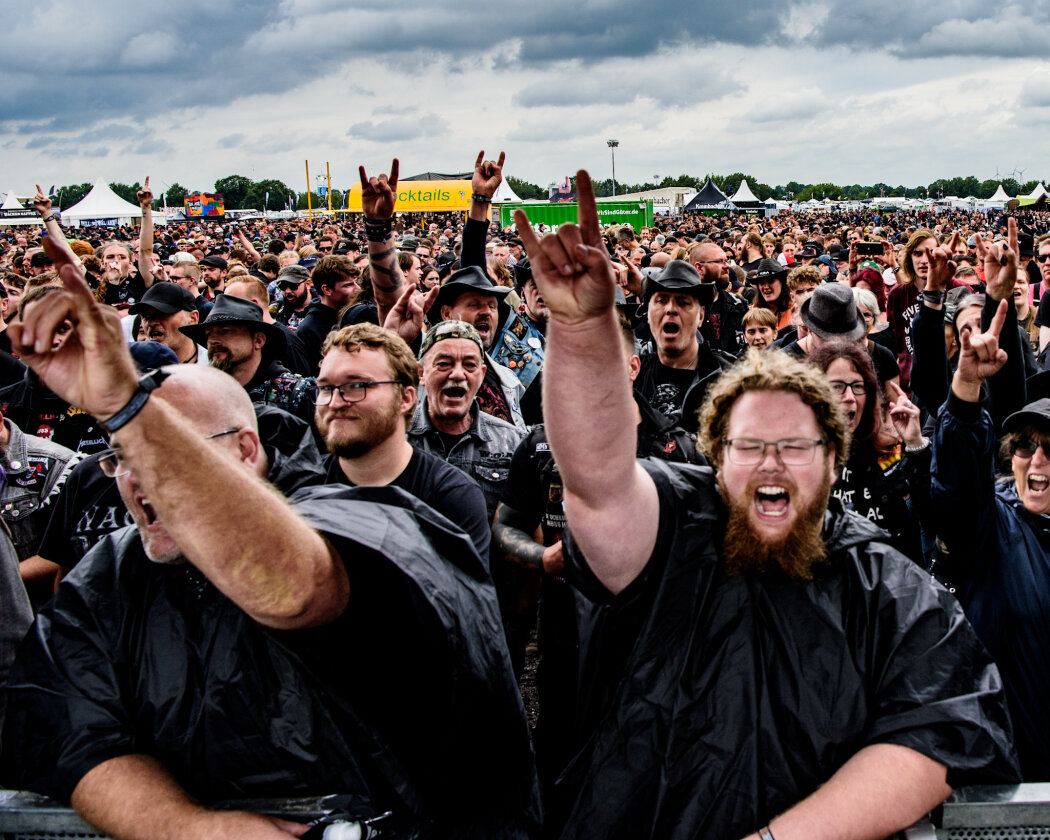 Erstmals in der Geschichte des Metalfestivals verhängten die Verantwortlichen aufgrund tagelangen Starkregens ein Einlassverbot: Rund 50.000 von 85.000 Fans sind vor Ort. – Und wie!