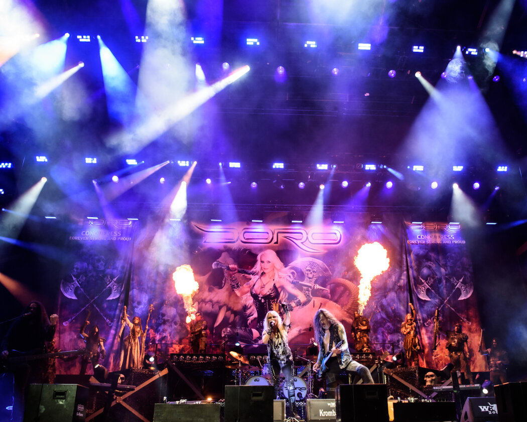 Erstmals in der Geschichte des Metalfestivals verhängten die Verantwortlichen aufgrund tagelangen Starkregens ein Einlassverbot: Rund 50.000 von 85.000 Fans sind vor Ort. – Die "40th Anniversary Show" ...