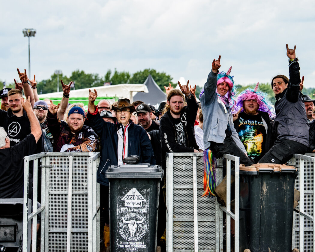 Erstmals in der Geschichte des Metalfestivals verhängten die Verantwortlichen aufgrund tagelangen Starkregens ein Einlassverbot: Rund 50.000 von 85.000 Fans sind vor Ort. – Are you ready?