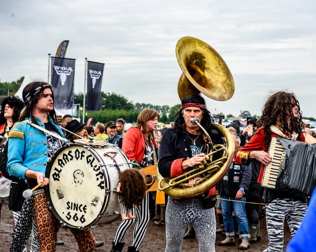 Erstmals in der Geschichte des Metalfestivals verhängten die Verantwortlichen aufgrund tagelangen Starkregens ein Einlassverbot: Rund 50.000 von 85.000 Fans sind vor Ort. – Brass-Musik.
