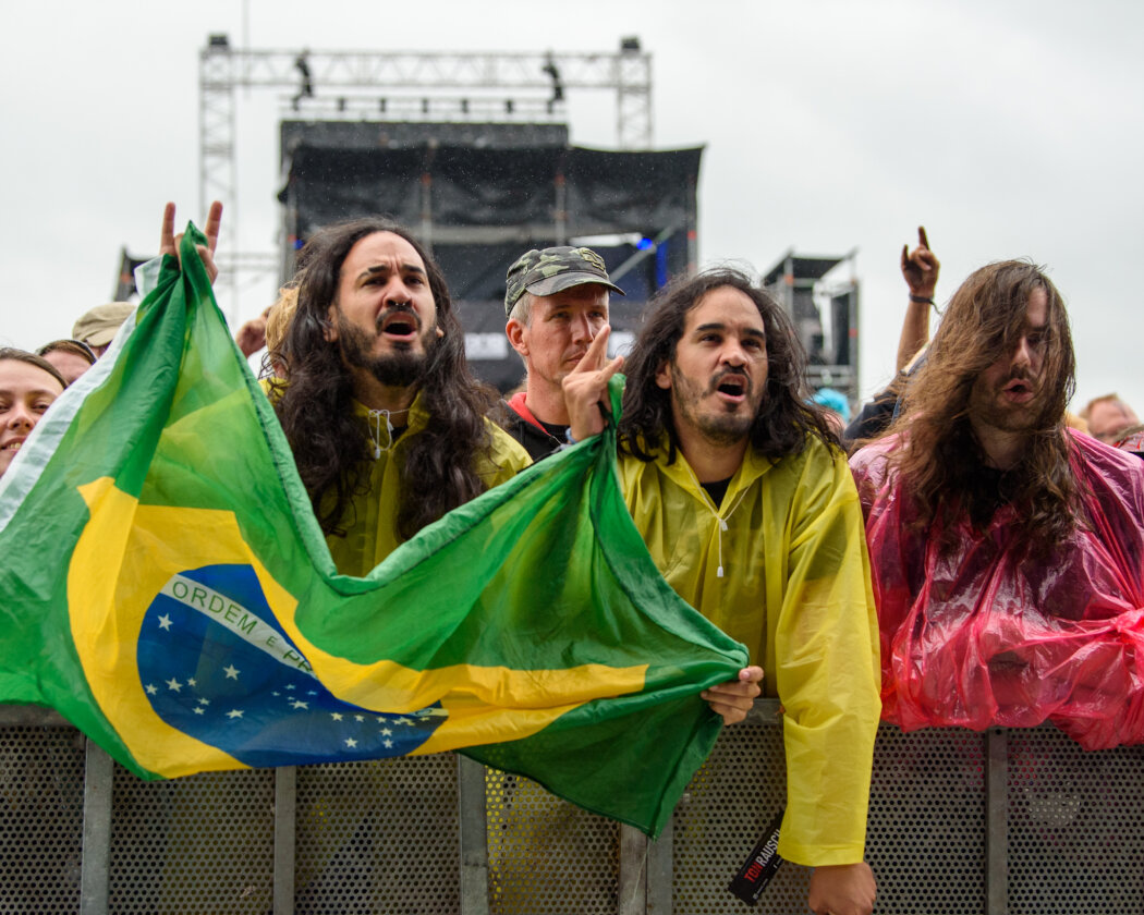 Erstmals in der Geschichte des Metalfestivals verhängten die Verantwortlichen aufgrund tagelangen Starkregens ein Einlassverbot: Rund 50.000 von 85.000 Fans sind vor Ort. – Brazil.