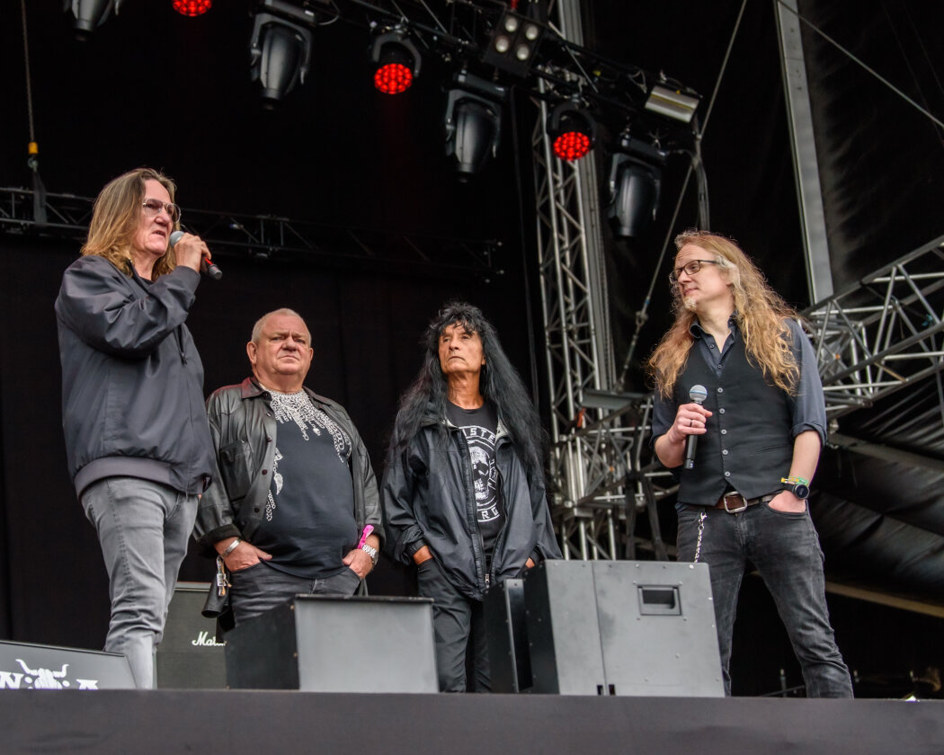 Erstmals in der Geschichte des Metalfestivals verhängten die Verantwortlichen aufgrund tagelangen Starkregens ein Einlassverbot: Rund 50.000 von 85.000 Fans sind vor Ort. – Ein erstes Highlight: die "Lemmy Forever"-Zeremonie