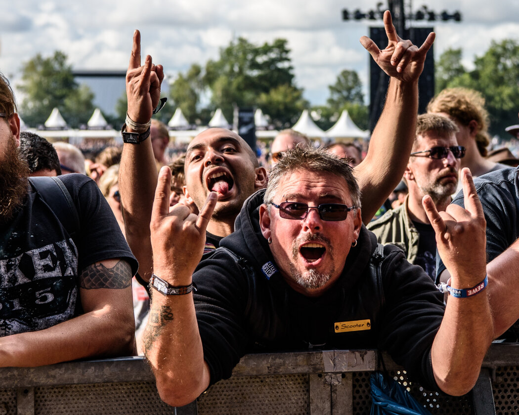 Erstmals in der Geschichte des Metalfestivals verhängten die Verantwortlichen aufgrund tagelangen Starkregens ein Einlassverbot: Rund 50.000 von 85.000 Fans sind vor Ort. – Fans.