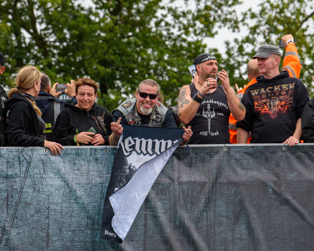 Erstmals in der Geschichte des Metalfestivals verhängten die Verantwortlichen aufgrund tagelangen Starkregens ein Einlassverbot: Rund 50.000 von 85.000 Fans sind vor Ort. – Fans feiern den 2015 verstorbenen Motörhead-Chef.