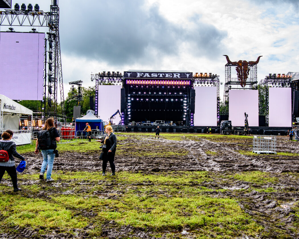 Erstmals in der Geschichte des Metalfestivals verhängten die Verantwortlichen aufgrund tagelangen Starkregens ein Einlassverbot: Rund 50.000 von 85.000 Fans sind vor Ort. – Die Faster Stage.