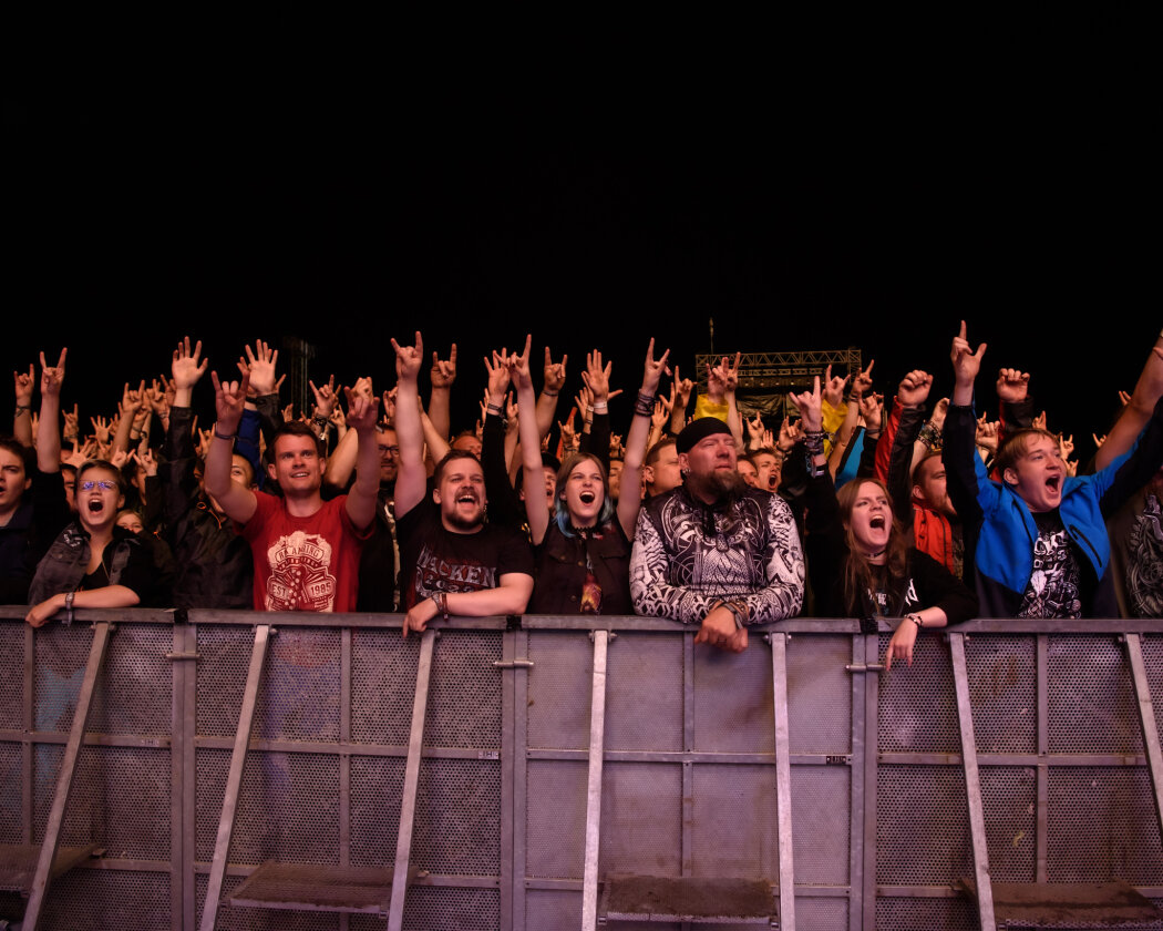 Erstmals in der Geschichte des Metalfestivals verhängten die Verantwortlichen aufgrund tagelangen Starkregens ein Einlassverbot: Rund 50.000 von 85.000 Fans sind vor Ort. – Ganz vorne.