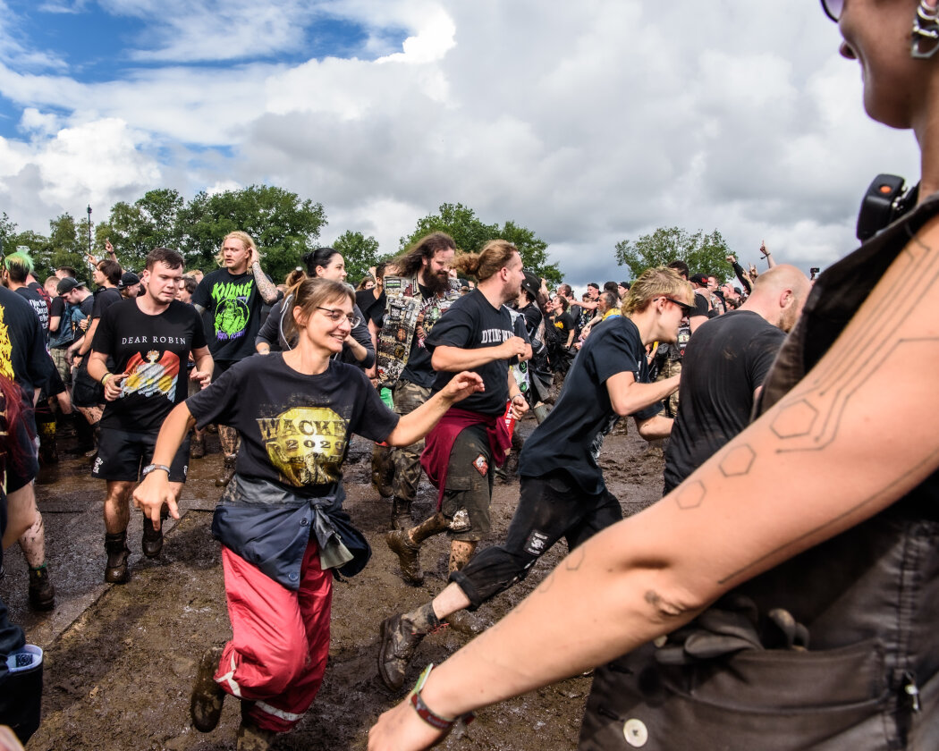 Erstmals in der Geschichte des Metalfestivals verhängten die Verantwortlichen aufgrund tagelangen Starkregens ein Einlassverbot: Rund 50.000 von 85.000 Fans sind vor Ort. – ... gehts direkt rund!
