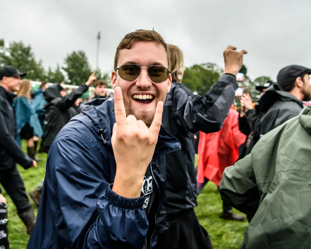 Erstmals in der Geschichte des Metalfestivals verhängten die Verantwortlichen aufgrund tagelangen Starkregens ein Einlassverbot: Rund 50.000 von 85.000 Fans sind vor Ort. – ... horns ...