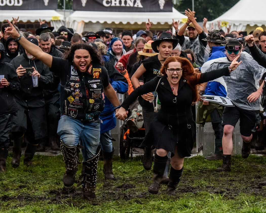Erstmals in der Geschichte des Metalfestivals verhängten die Verantwortlichen aufgrund tagelangen Starkregens ein Einlassverbot: Rund 50.000 von 85.000 Fans sind vor Ort. – Infield ...