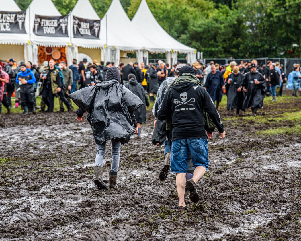 Erstmals in der Geschichte des Metalfestivals verhängten die Verantwortlichen aufgrund tagelangen Starkregens ein Einlassverbot: Rund 50.000 von 85.000 Fans sind vor Ort. – Wacken ist am Start