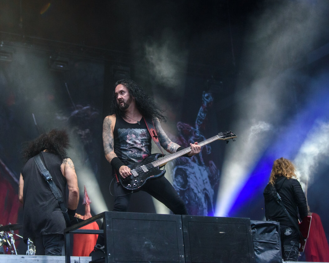 Erstmals in der Geschichte des Metalfestivals verhängten die Verantwortlichen aufgrund tagelangen Starkregens ein Einlassverbot: Rund 50.000 von 85.000 Fans sind vor Ort. – Kreator.
