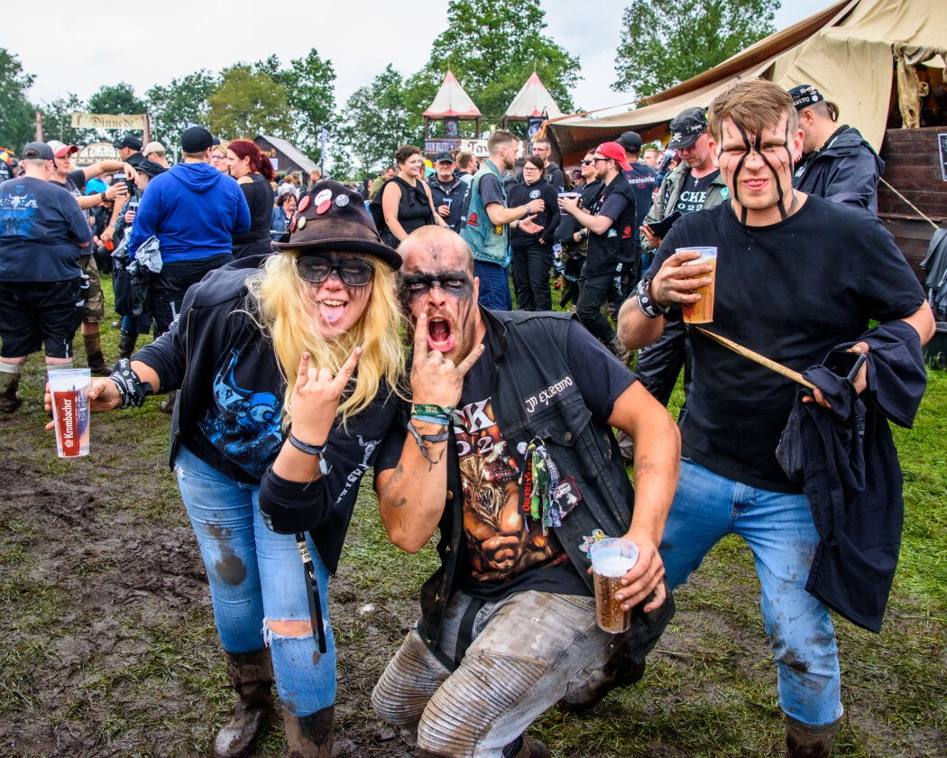 Erstmals in der Geschichte des Metalfestivals verhängten die Verantwortlichen aufgrund tagelangen Starkregens ein Einlassverbot: Rund 50.000 von 85.000 Fans sind vor Ort. – ... mehr horns!