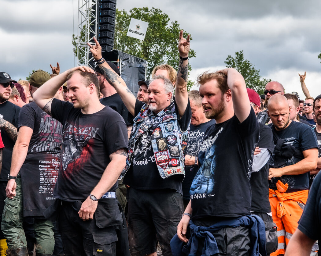 Erstmals in der Geschichte des Metalfestivals verhängten die Verantwortlichen aufgrund tagelangen Starkregens ein Einlassverbot: Rund 50.000 von 85.000 Fans sind vor Ort. – ... Mittagessen am Donnerstag ...