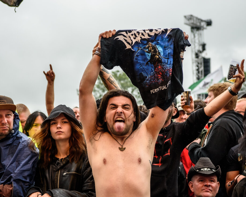 Erstmals in der Geschichte des Metalfestivals verhängten die Verantwortlichen aufgrund tagelangen Starkregens ein Einlassverbot: Rund 50.000 von 85.000 Fans sind vor Ort. – Nervosa-Fans.