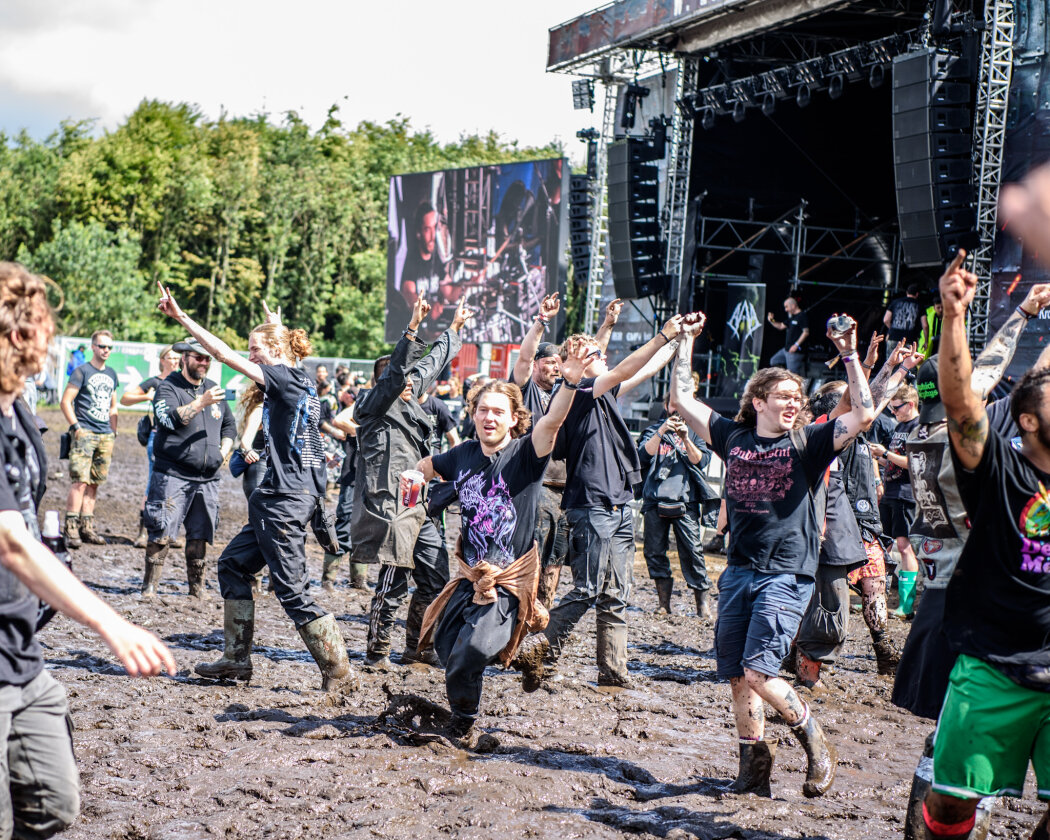Erstmals in der Geschichte des Metalfestivals verhängten die Verantwortlichen aufgrund tagelangen Starkregens ein Einlassverbot: Rund 50.000 von 85.000 Fans sind vor Ort. – Nur die Harten ...