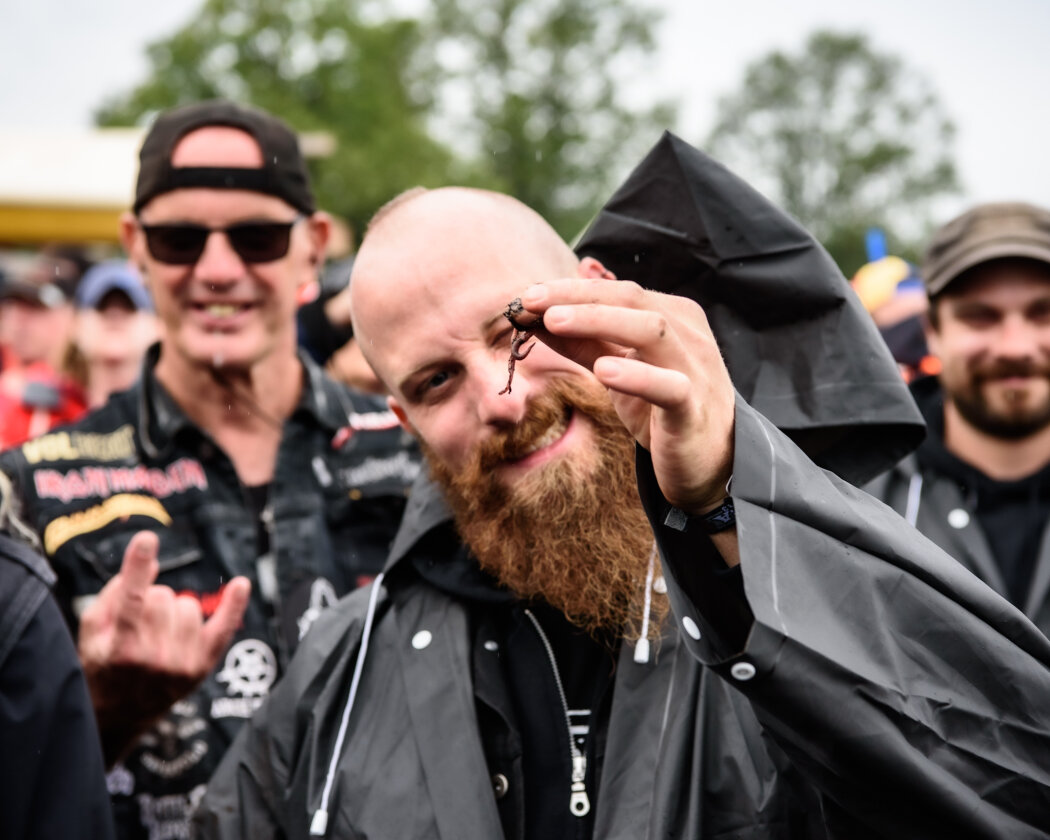 Erstmals in der Geschichte des Metalfestivals verhängten die Verantwortlichen aufgrund tagelangen Starkregens ein Einlassverbot: Rund 50.000 von 85.000 Fans sind vor Ort. – Save the worms!