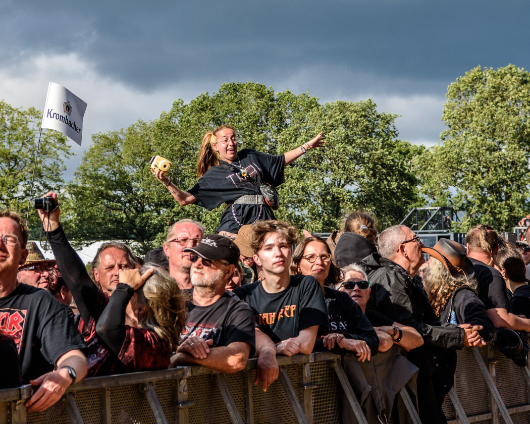 Erstmals in der Geschichte des Metalfestivals verhängten die Verantwortlichen aufgrund tagelangen Starkregens ein Einlassverbot: Rund 50.000 von 85.000 Fans sind vor Ort. – Uriah Heep sind da!