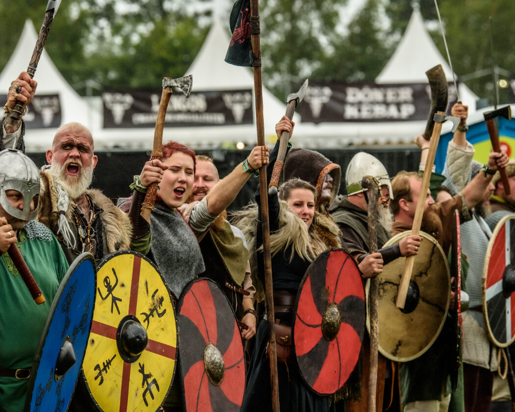 Erstmals in der Geschichte des Metalfestivals verhängten die Verantwortlichen aufgrund tagelangen Starkregens ein Einlassverbot: Rund 50.000 von 85.000 Fans sind vor Ort. – Vikings.