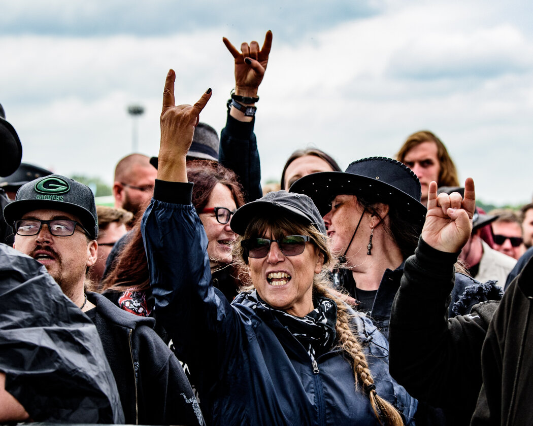 Erstmals in der Geschichte des Metalfestivals verhängten die Verantwortlichen aufgrund tagelangen Starkregens ein Einlassverbot: Rund 50.000 von 85.000 Fans sind vor Ort. – Who cares.