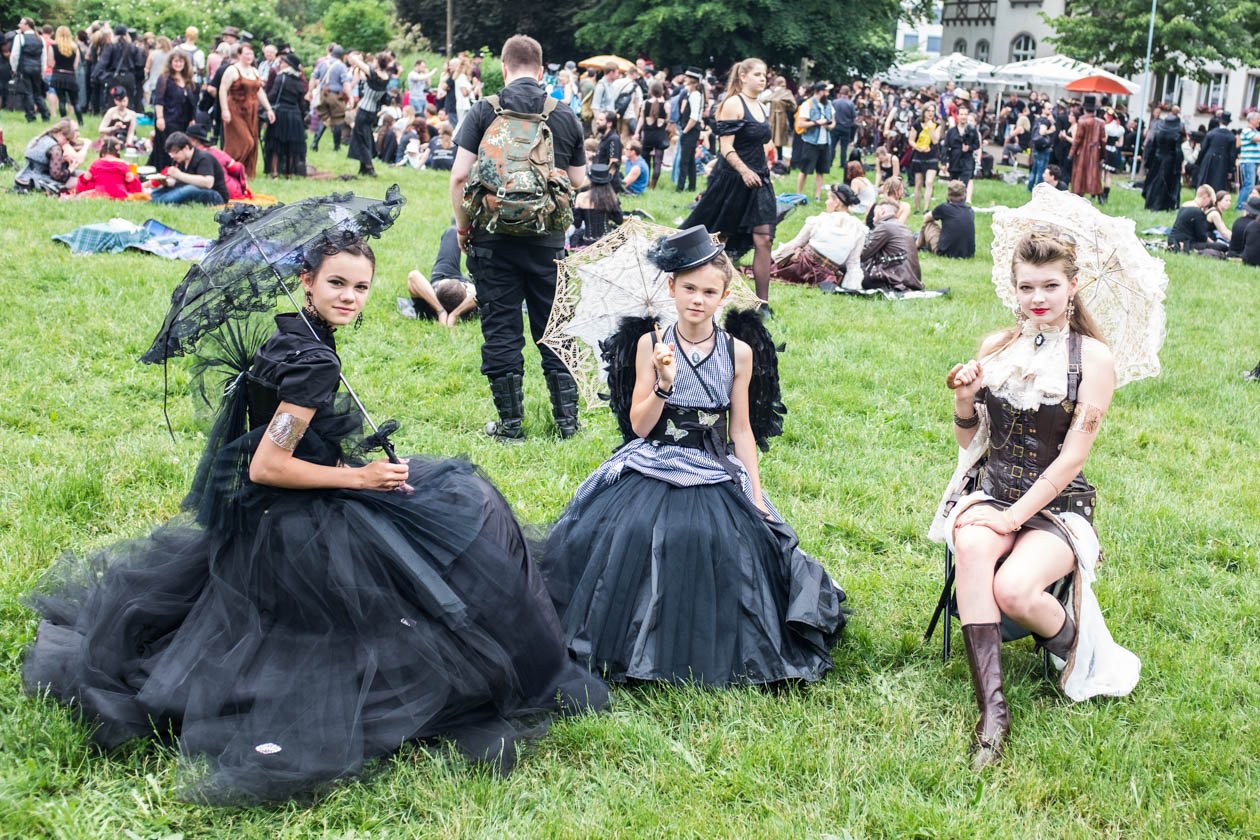 Szene-Treffen in Leipzig: Impressionen vom schwarzen Pfingstwochenende. – Auch die ganz Jungen zeigten ihre schicksten Outfits ...