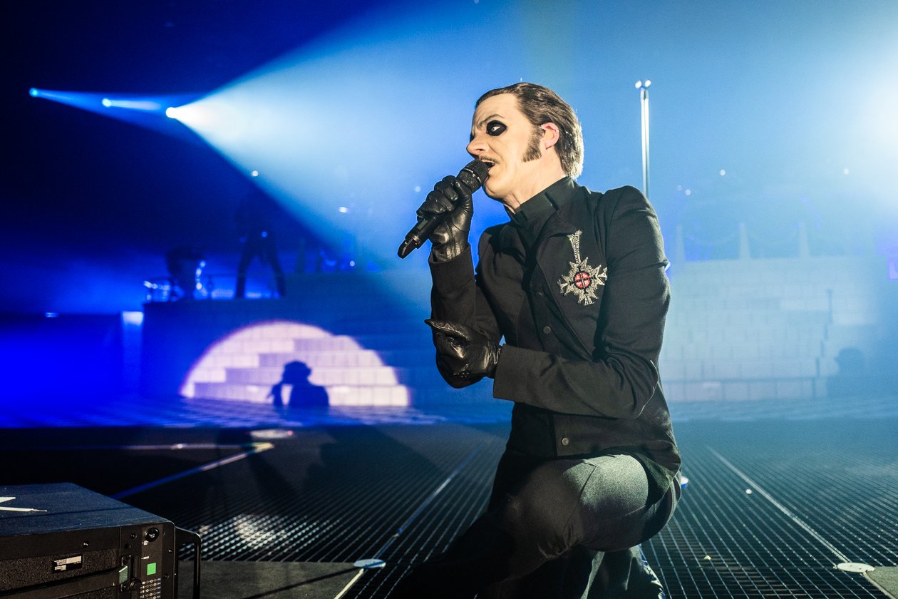 Cardinal Copia und seine Messdiener live on stage. – Ghost.