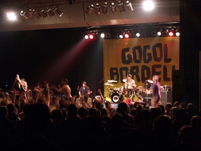Gogol Bordello – Abgedrehte Gypsy Punk-Party im Schwäbischen. – 