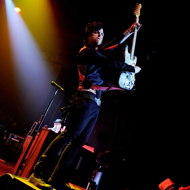 Green Day in der Clubatmosphäre des Kölner E-Werks. – Billie Joe Armstrong ist wie immer zügig auf der Bühne unterwegs...