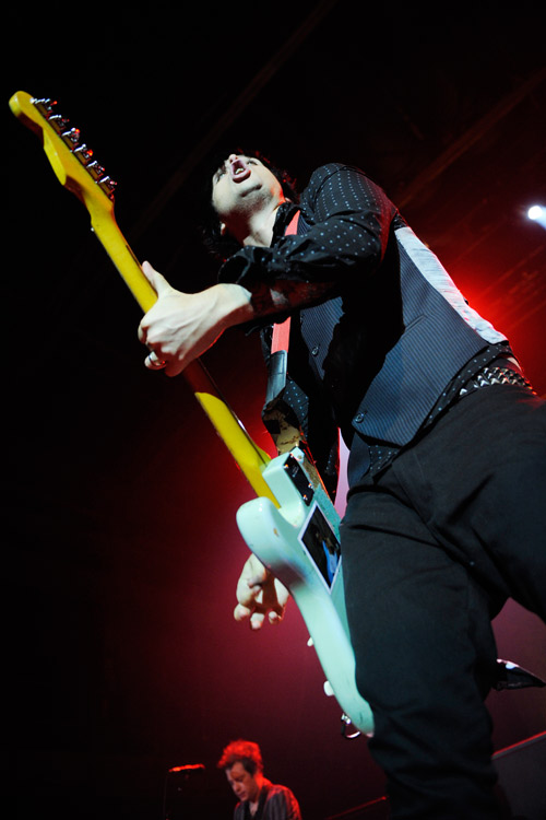 Green Day in der Clubatmosphäre des Kölner E-Werks. – ...dass ihm die Fans beinahe die Gitarre wegschnappen könnten.