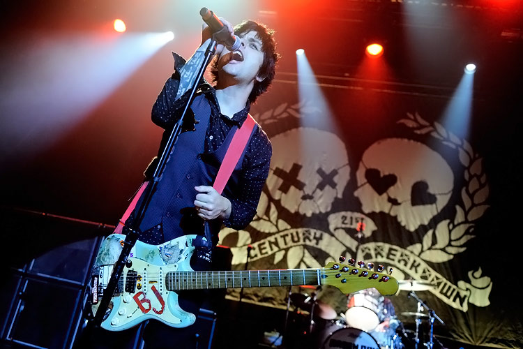 Green Day in der Clubatmosphäre des Kölner E-Werks. – ...und lässt dabei selten den Kontakt zum...