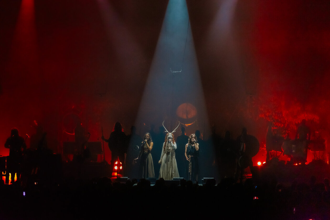 Mehr Ritual geht nicht: das dänisch-deutsch-norwegische Kollektiv live. – Heilung.