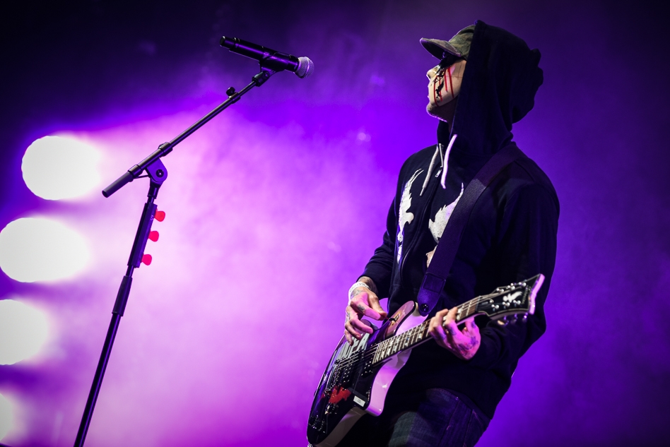 Hollywood Undead – Straight from L.A. – On Guitar.
