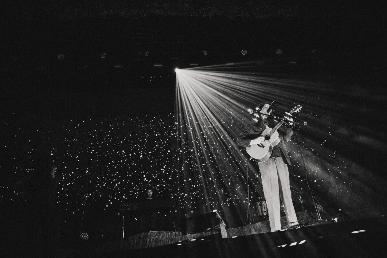 Wenn der irische Sänger und Gitarrist die Bühne betritt, ist die Halle rappelvoll. – Hozier.