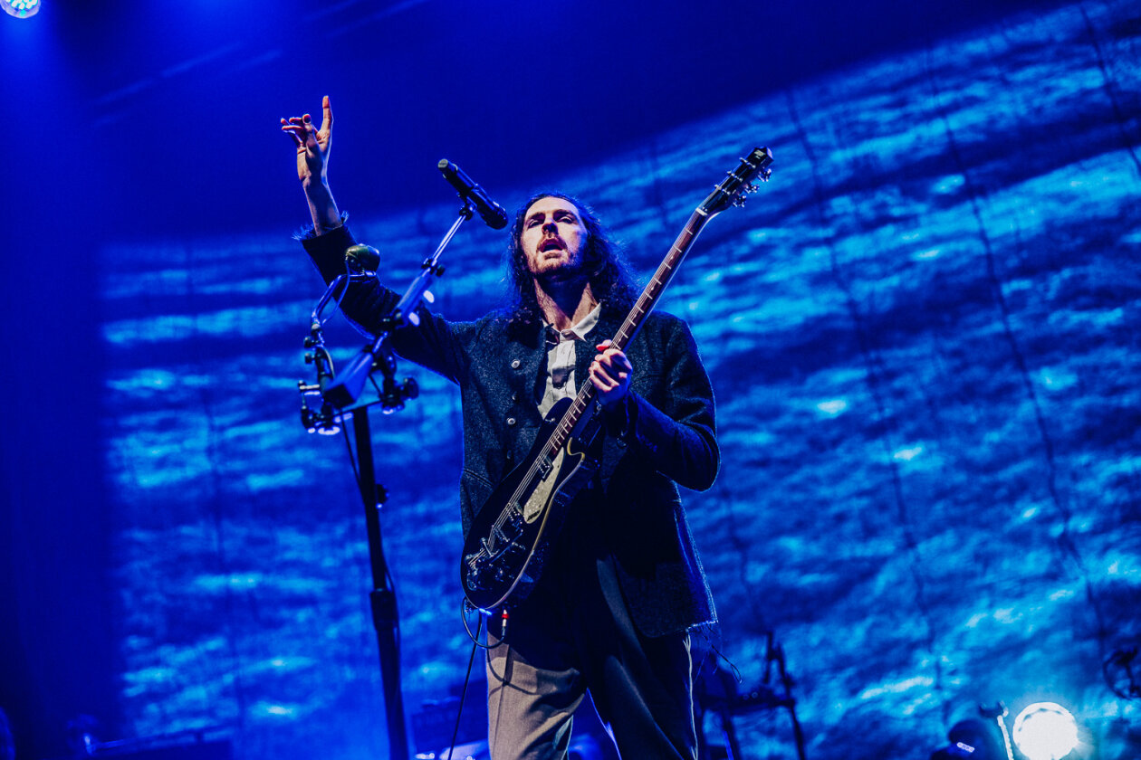 Wenn der irische Sänger und Gitarrist die Bühne betritt, ist die Halle rappelvoll. – Hozier.