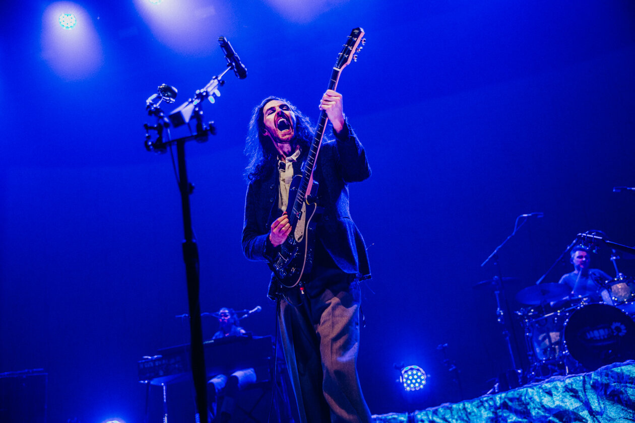 Wenn der irische Sänger und Gitarrist die Bühne betritt, ist die Halle rappelvoll. – Hozier.