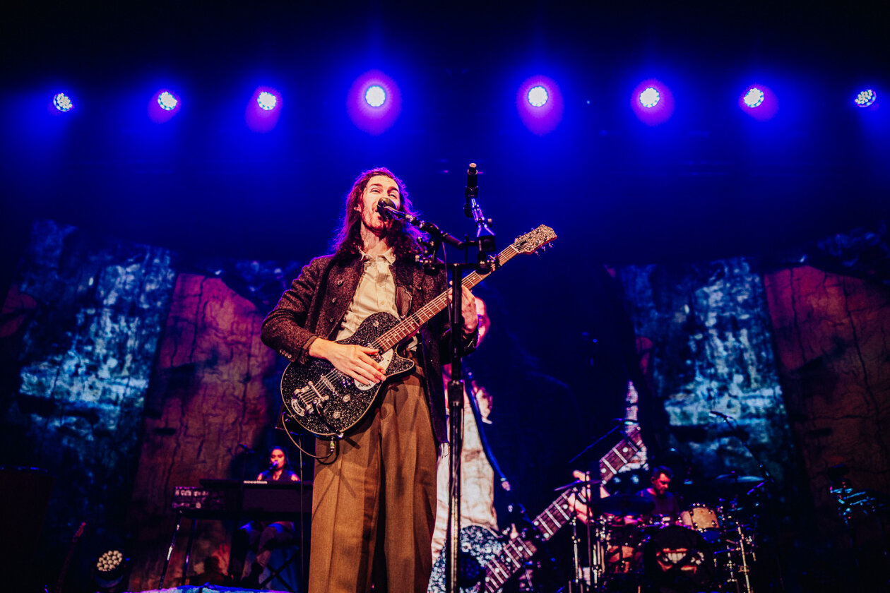 Wenn der irische Sänger und Gitarrist die Bühne betritt, ist die Halle rappelvoll. – Hozier.