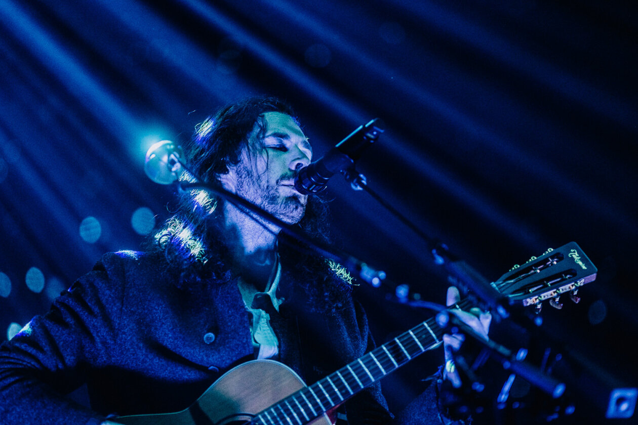 Wenn der irische Sänger und Gitarrist die Bühne betritt, ist die Halle rappelvoll. – Hozier.