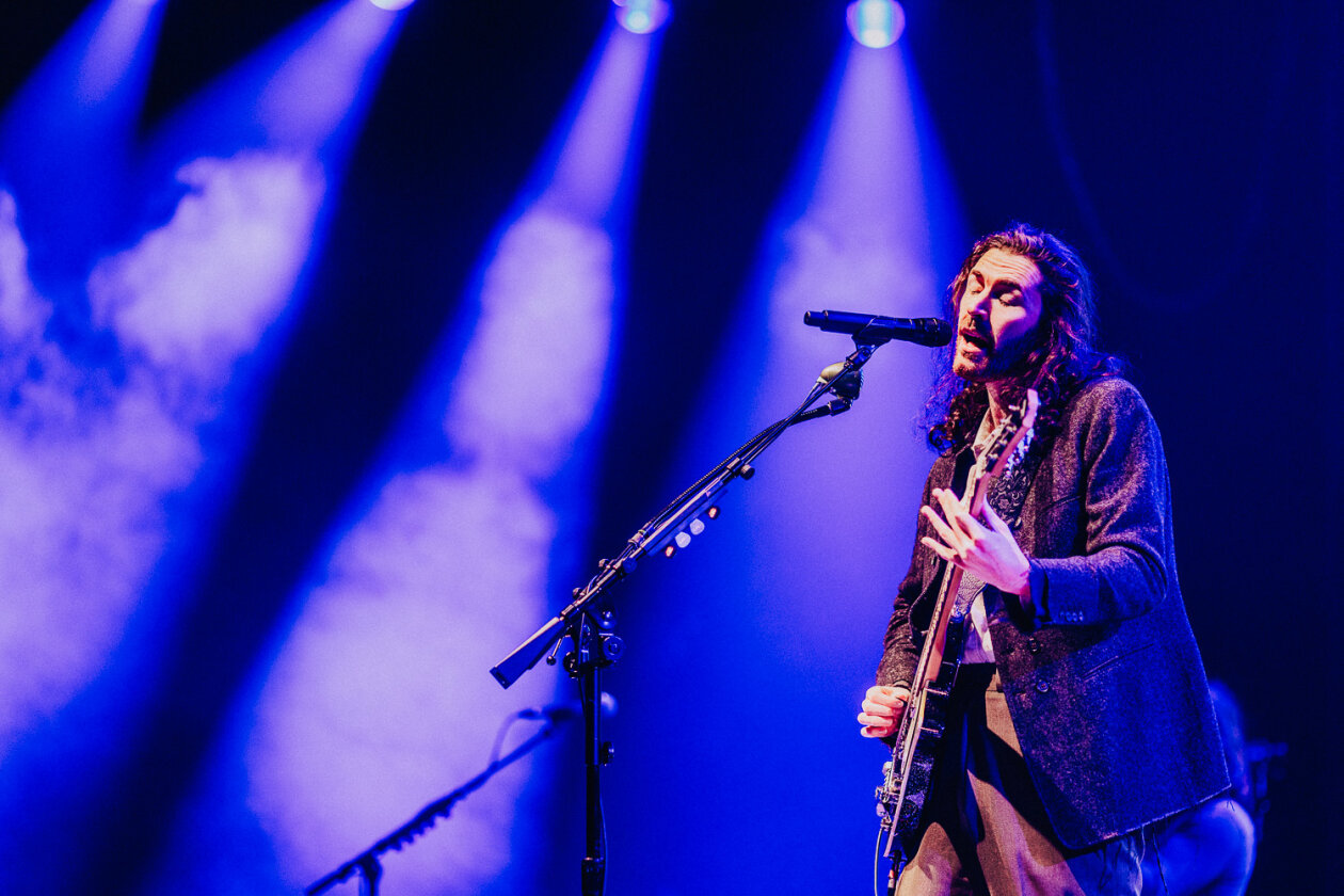 Wenn der irische Sänger und Gitarrist die Bühne betritt, ist die Halle rappelvoll. – Hozier.