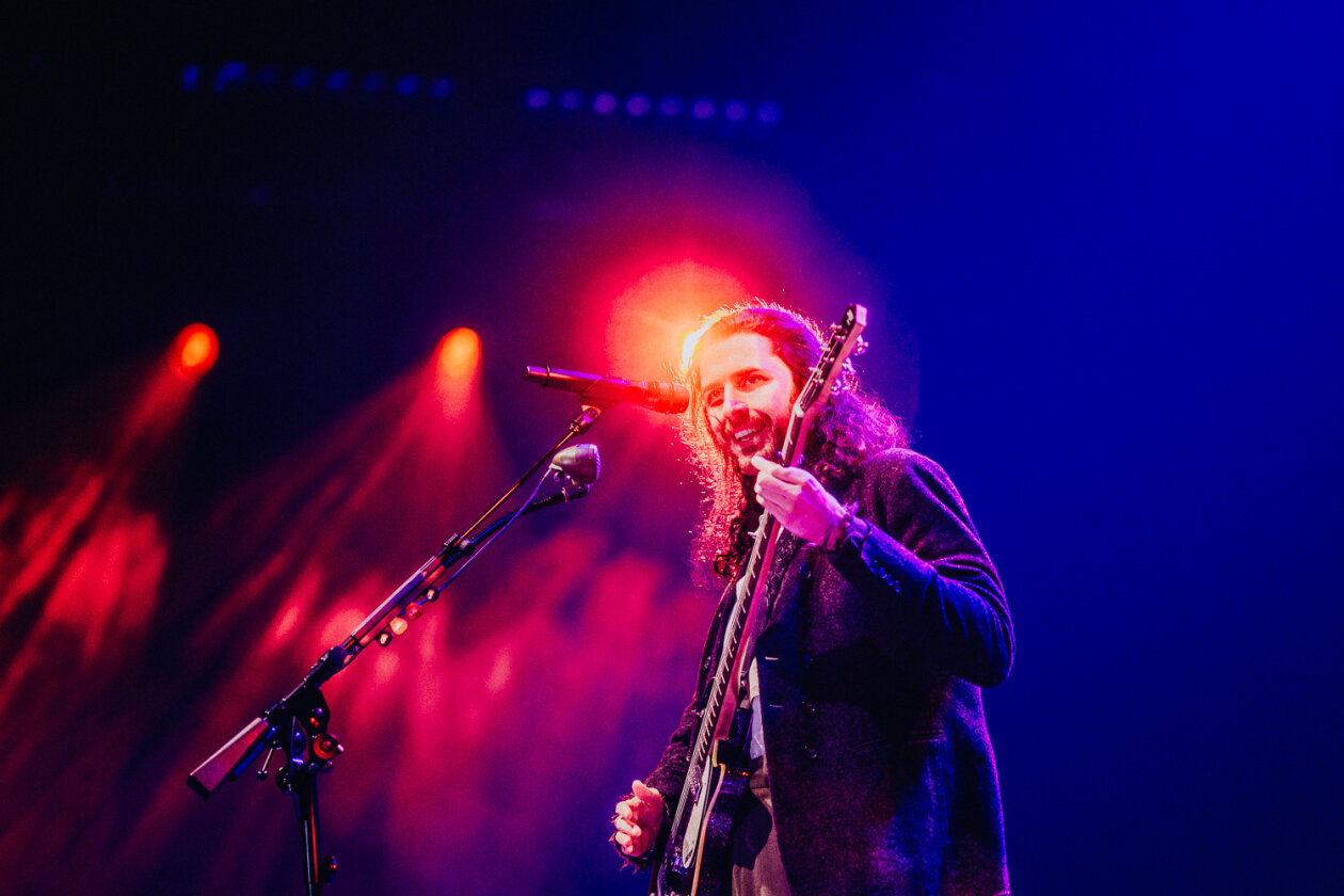 Wenn der irische Sänger und Gitarrist die Bühne betritt, ist die Halle rappelvoll. – Hozier.