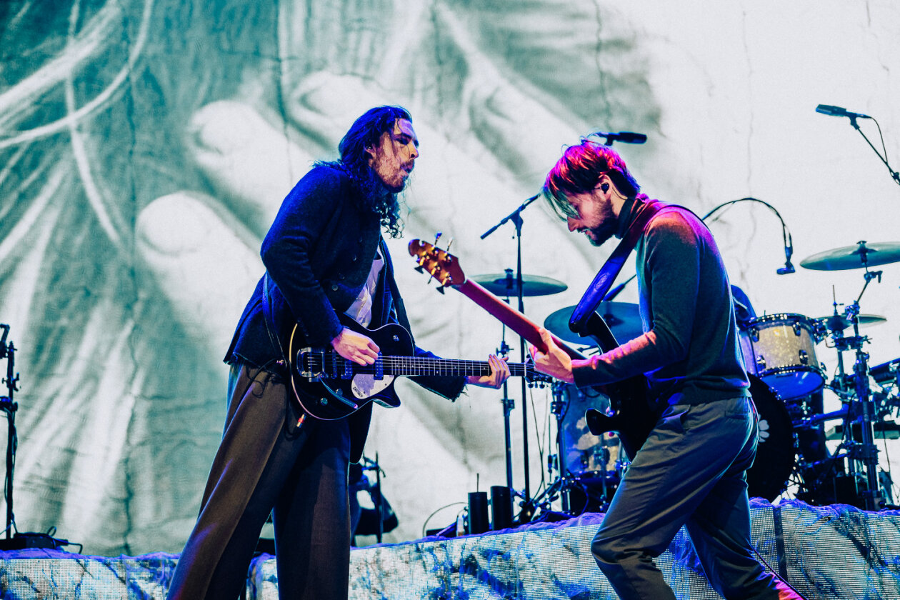 Wenn der irische Sänger und Gitarrist die Bühne betritt, ist die Halle rappelvoll. – Hozier.