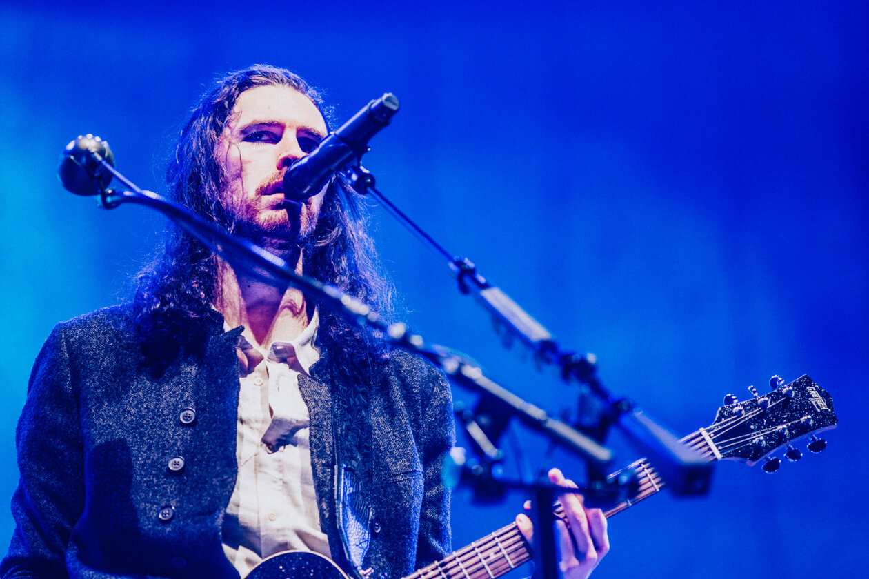 Wenn der irische Sänger und Gitarrist die Bühne betritt, ist die Halle rappelvoll. – Hozier.