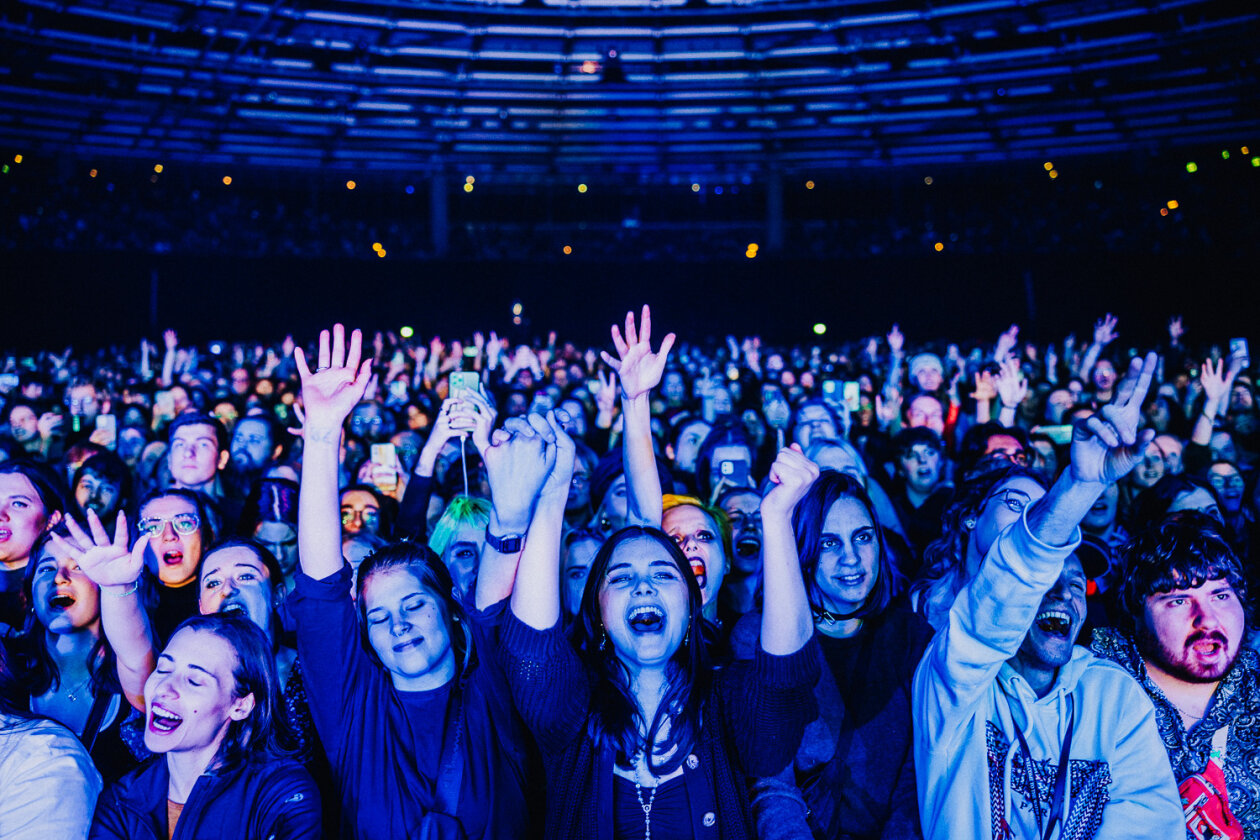 Hozier – Wenn der irische Sänger und Gitarrist die Bühne betritt, ist die Halle rappelvoll. – Fans.